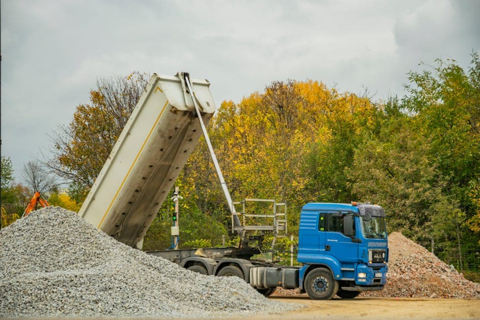 Camion de livraison de matériaux sur un chantier